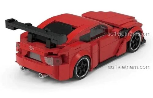 Mặt sau của mô hình xe Toyota GT86 màu đỏ tỉ lệ 1:32 từ bộ lắp ghép Pinbo PB8832, chi tiết đèn hậu và ống xả, phù hợp cho bé trai 6 tuổi