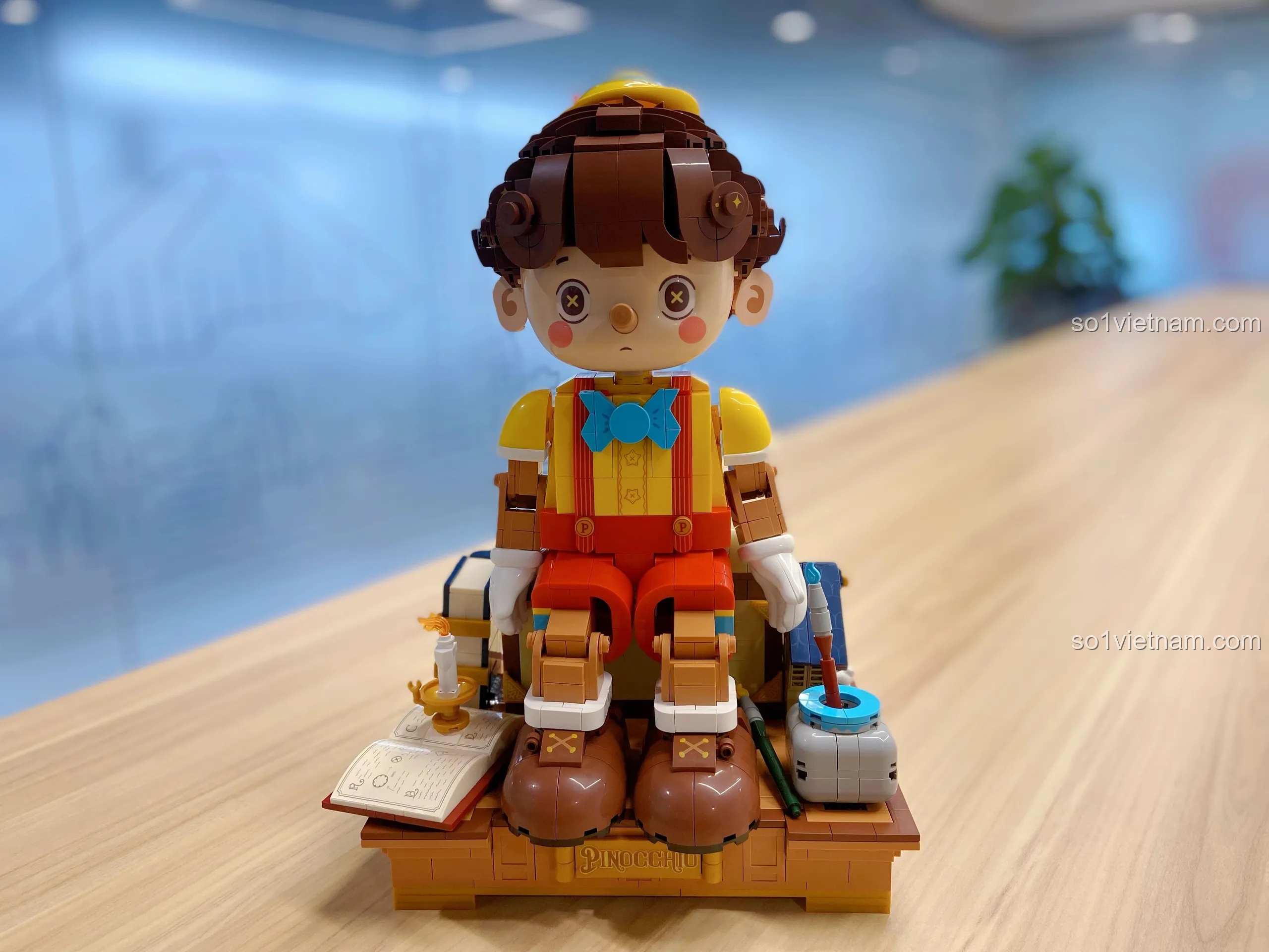 Khuôn mặt ngủ và mũi ngắn của Pinocchio trong bộ lắp ghép Wekki 6186, tạo cảm giác bình yên.