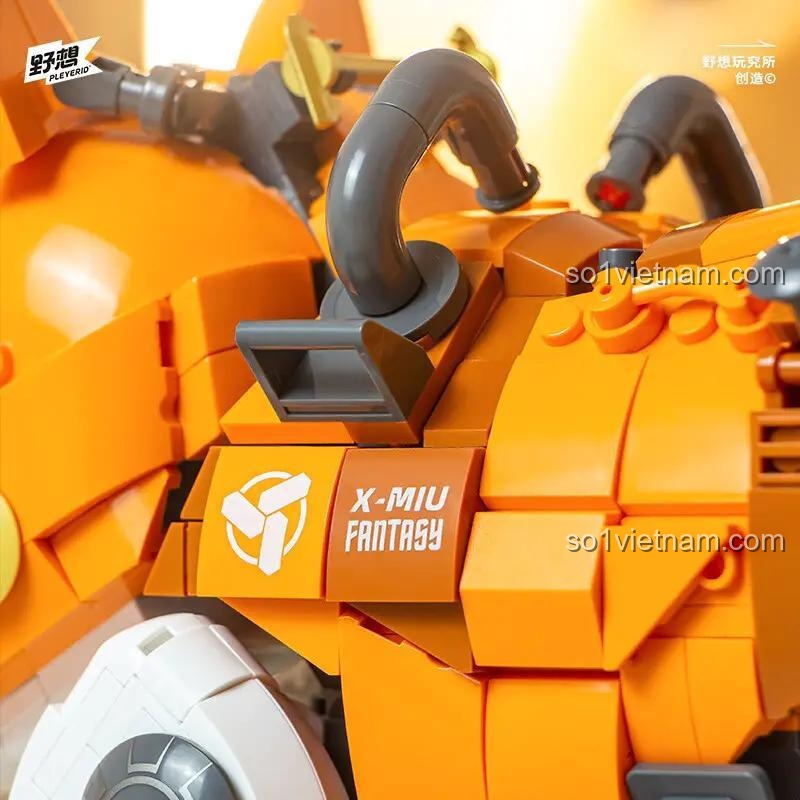 Chi tiết logo X-MIU Fantasy trên Mèo máy X-MIU Pleyerid M38-P8018, đồ chơi xây dựng cho học sinh cấp 2 12 tuổi.