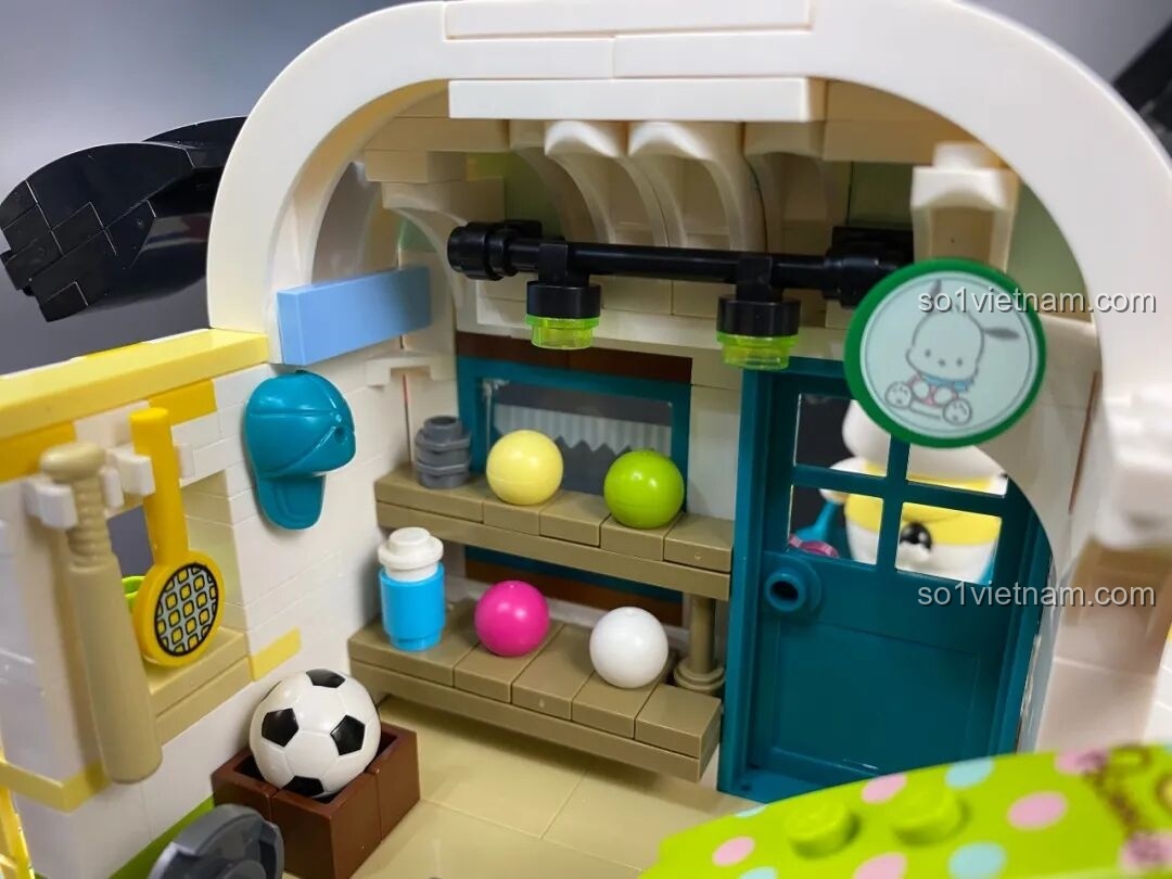 Figure Pochacco đứng trước cửa nhà thi đấu của mình, một hình ảnh đáng yêu từ bộ lắp ráp Keeppley K20820.