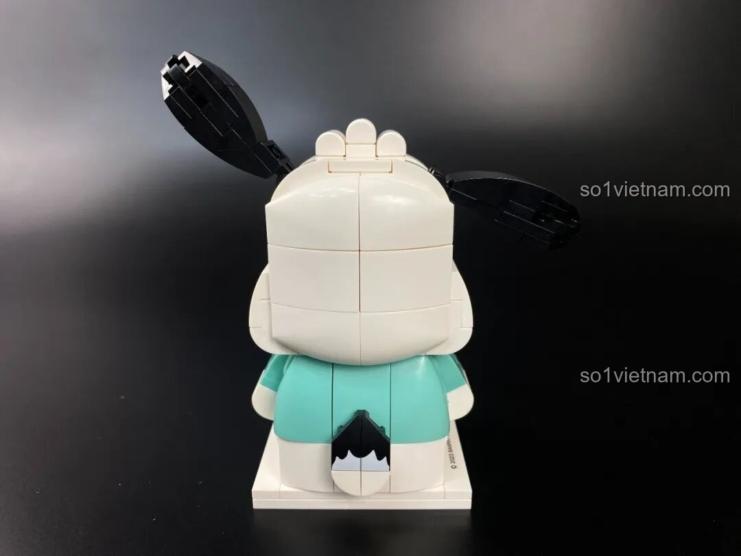 Góc nhìn từ bên phải của mô hình Pochacco KUPPY, cho thấy cấu trúc khối của sản phẩm.
