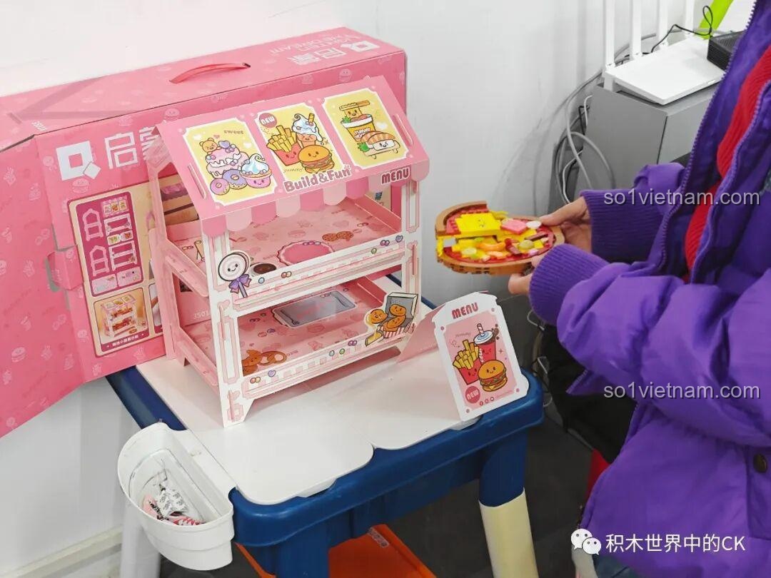 Chiếc kệ trưng bày của bộ QMAN 35018 đã hoàn thành, sẵn sàng để trưng bày 21 mô hình món ăn mini.