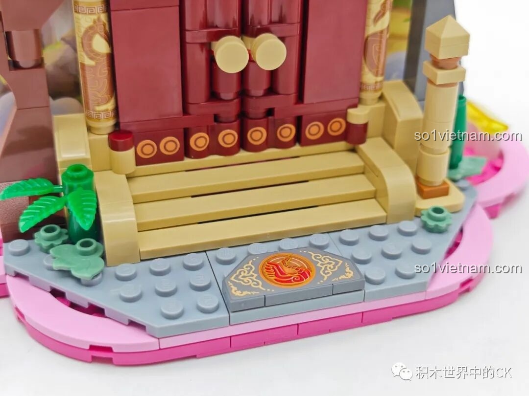 Cận cảnh chi tiết bậc thềm và gạch lót sàn của cổng Núi Khinh Hầu trong bộ QMAN 72033.