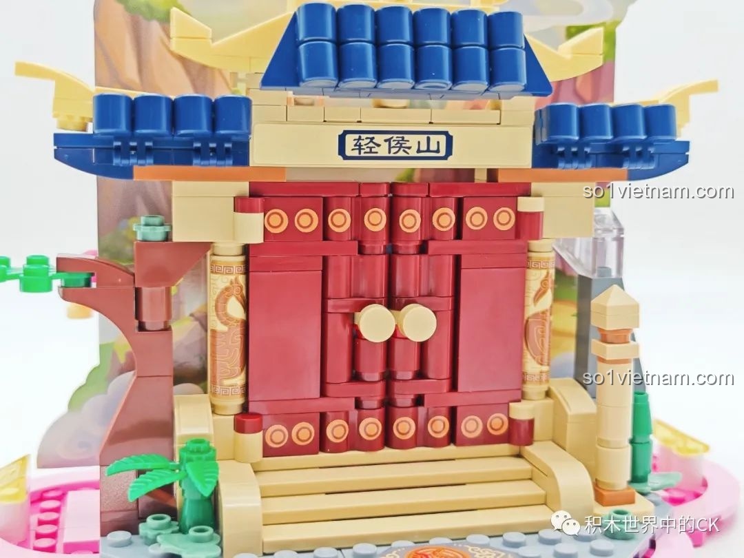 Cận cảnh chi tiết cánh cổng và mái của mô hình Núi Khinh Hầu trong bộ QMAN 72033.