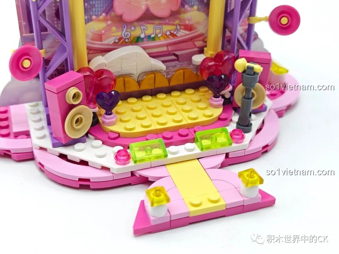 Cận cảnh chi tiết sàn diễn và dàn loa của Sân khấu Ánh Sao trong bộ QMAN 72033.