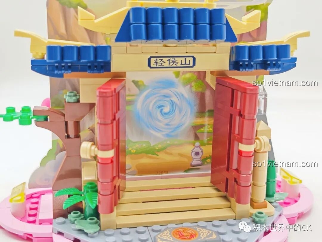 Cổng thành Núi Khinh Hầu mở ra, để lộ cổng không gian xuyên không bên trong bộ QMAN 72033.