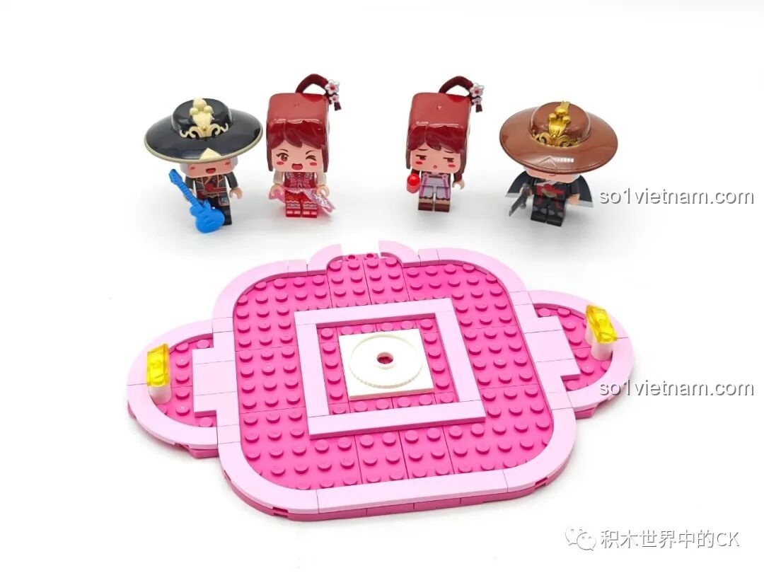 Quá trình lắp ráp phần đế xoay màu hồng của bộ đồ chơi xây dựng Nhân vật Hoa Tiểu Lâu cho trẻ em từ 6 tuổi.
