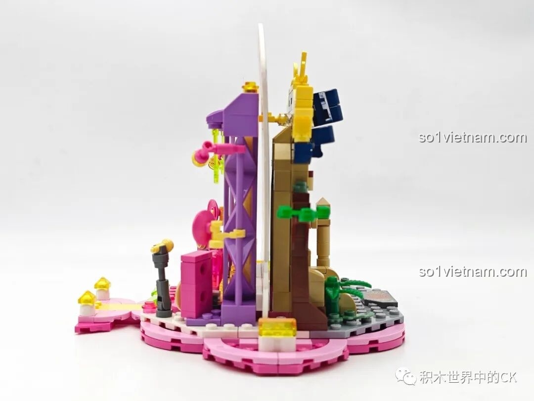 Góc nhìn từ cạnh bên của mô hình xoay 2 trong 1 QMAN 72033, thấy rõ hai bối cảnh.