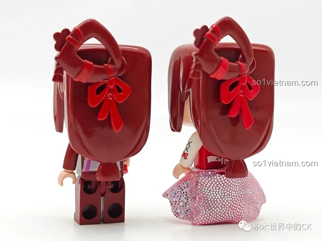 Mặt sau của hai minifigure Hoa Tiểu Lâu, thể hiện chi tiết kiểu tóc và trang phục.