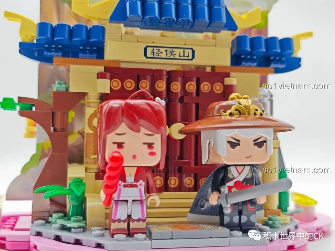 Hai nhân vật Hoa Tiểu Lâu và Trình Cẩm Y tạo dáng trước cổng Núi Khinh Hầu.