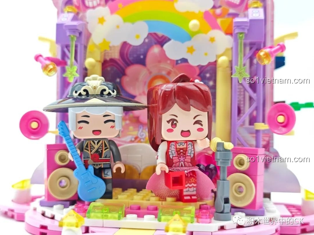 Hai nhân vật Hoa Tiểu Lâu và Trình Cẩm Y biểu diễn trên Sân khấu Ánh Sao.