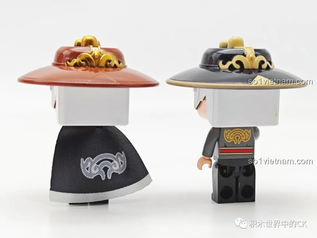 Mặt sau của hai minifigure Trình Cẩm Y, cho thấy chi tiết áo choàng và trang phục.