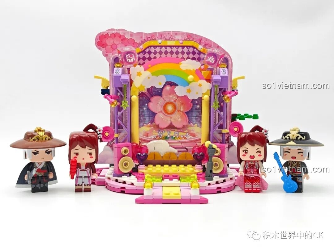 Toàn bộ 4 minifigures cùng mô hình Sân khấu Ánh Sao hoàn thiện của bộ QMAN 72033.