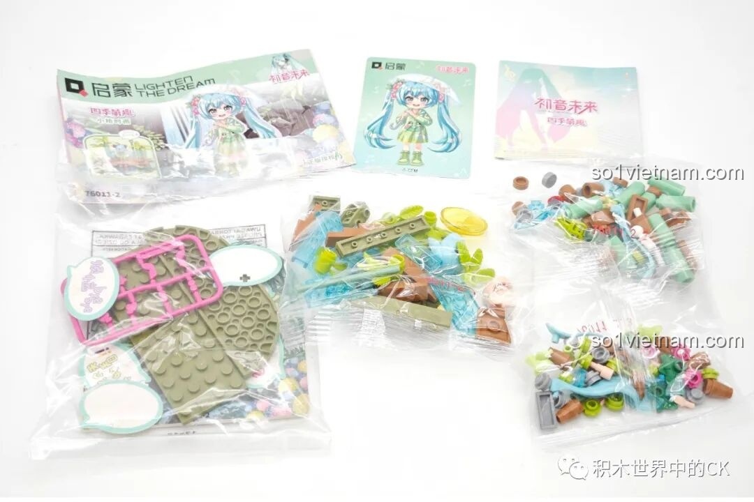 Đánh giá Qman 76011 Hatsune Miku Bốn Mùa: Các mảnh ghép của mô hình Cầu Nhỏ Mưa Bay, với màu xanh chủ đạo.