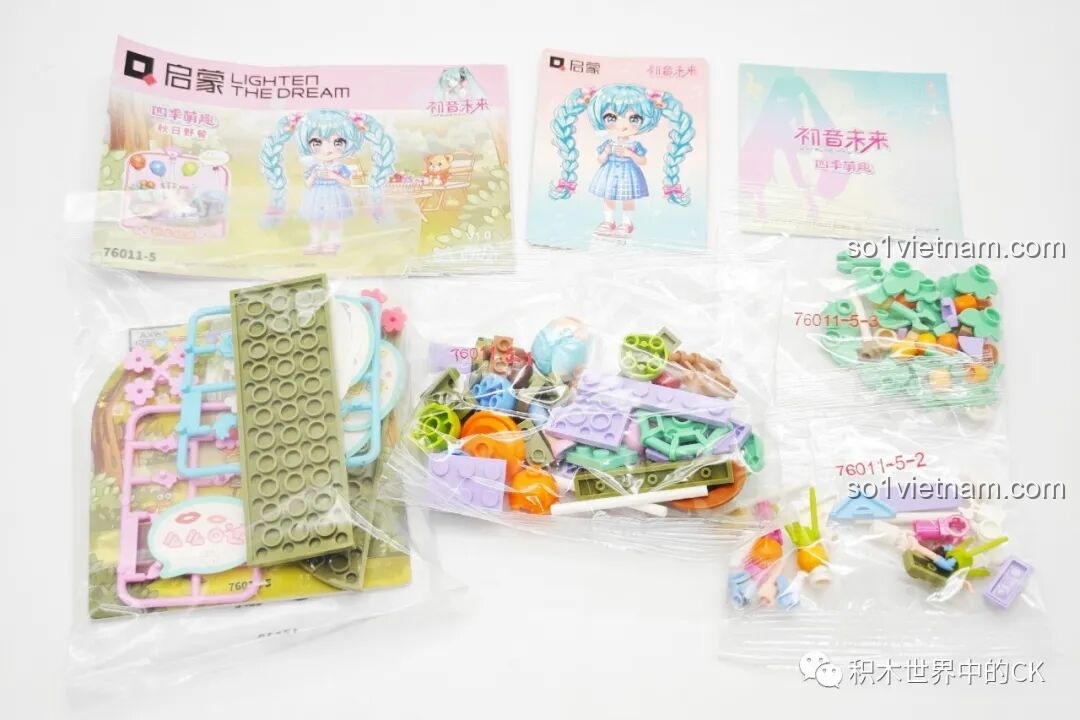 Bộ lắp ghép Hatsune Miku: Các mảnh ghép của mô hình Dã Ngoại Mùa Thu, với màu sắc tươi vui, rực rỡ.