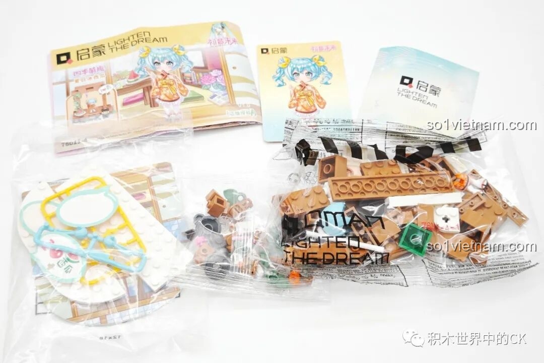 Đánh giá Qman 76011 Hatsune Miku Bốn Mùa: Các mảnh ghép của mô hình Dưa Hấu Giải Nhiệt, tông màu gỗ ấm áp.