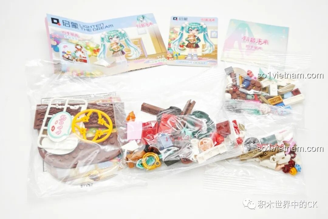 Bộ lắp ghép Hatsune Miku: Các mảnh ghép của mô hình Giáng Sinh An Lành, với màu sắc lễ hội.