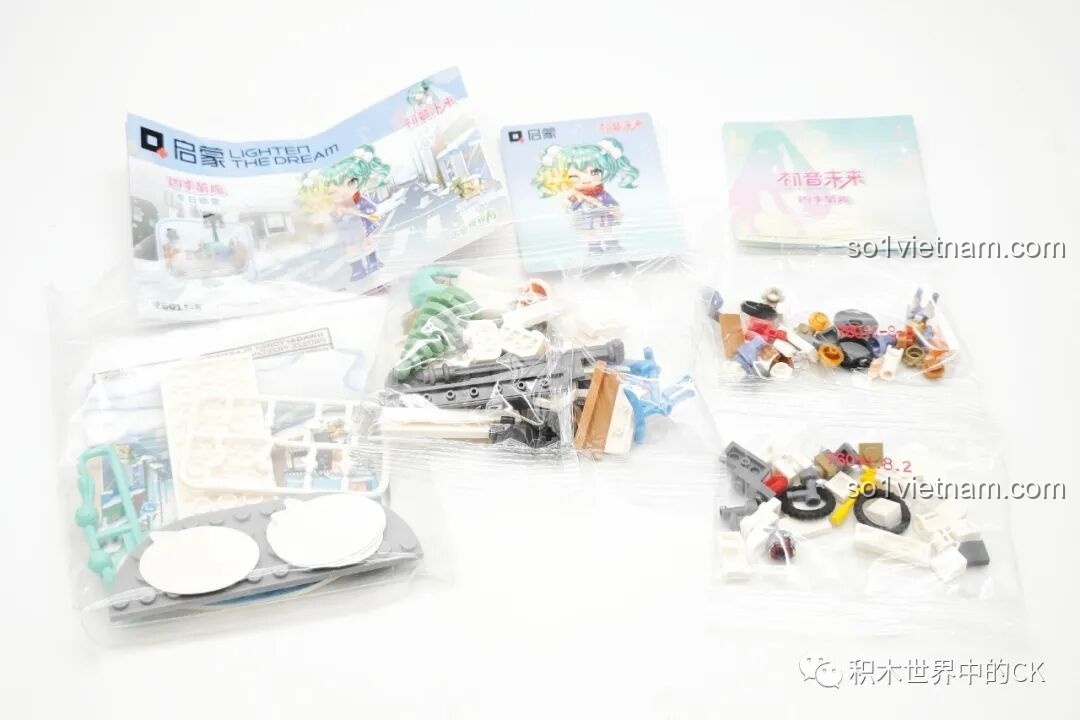 Đánh giá Qman 76011 Hatsune Miku Bốn Mùa: Các mảnh ghép của mô hình Vui Đùa Cùng Tuyết, tông màu lạnh.