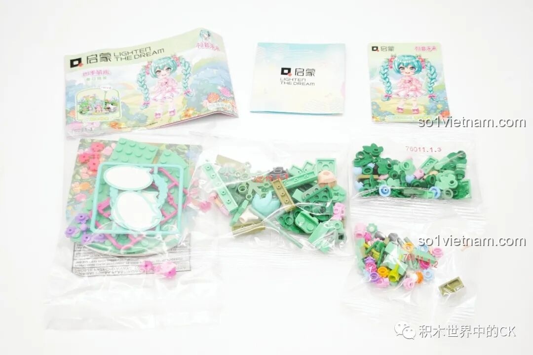 Bộ lắp ghép Hatsune Miku: Các mảnh ghép và phụ kiện của mô hình Miku Dạo Chơi Ngày Xuân, được đóng gói cẩn thận.