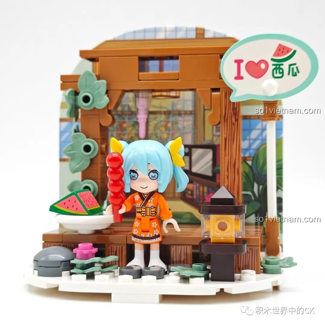 Bộ lắp ghép Hatsune Miku: Mô hình Dưa Hấu Giải Nhiệt hoàn chỉnh, Miku trong kimono cầm xiên kẹo dưa hấu.