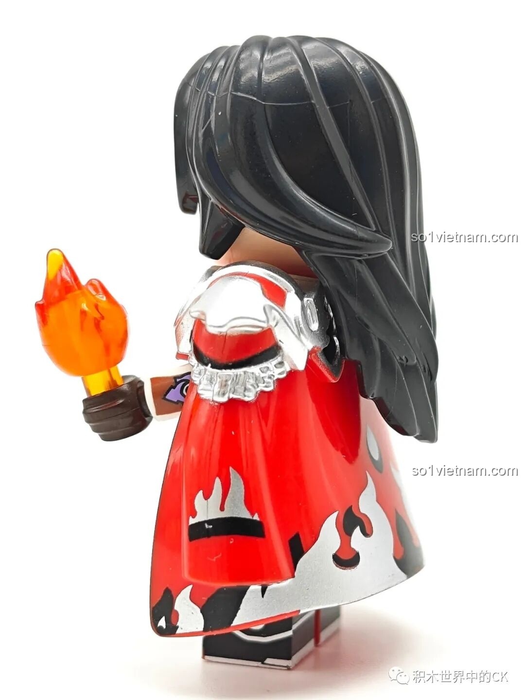 Góc nhìn bên của figure chibi Chu Du Qman 78002, khoe chi tiết giáp vai mạ bạc và mái tóc đen dài.