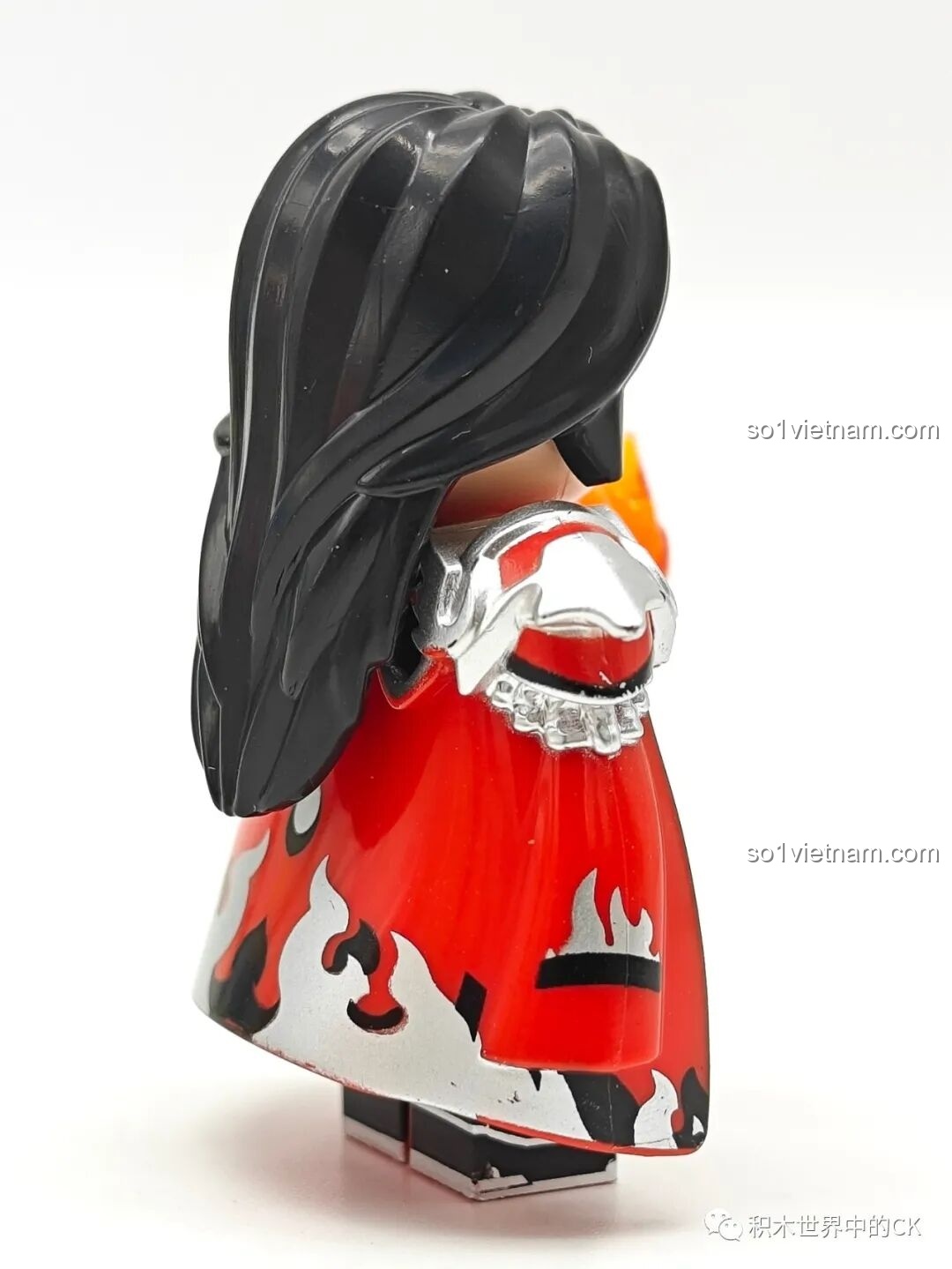 Mặt sau của minifigure Chu Du Qman 78002, nổi bật với áo choàng đỏ có họa tiết ngọn lửa màu bạc.