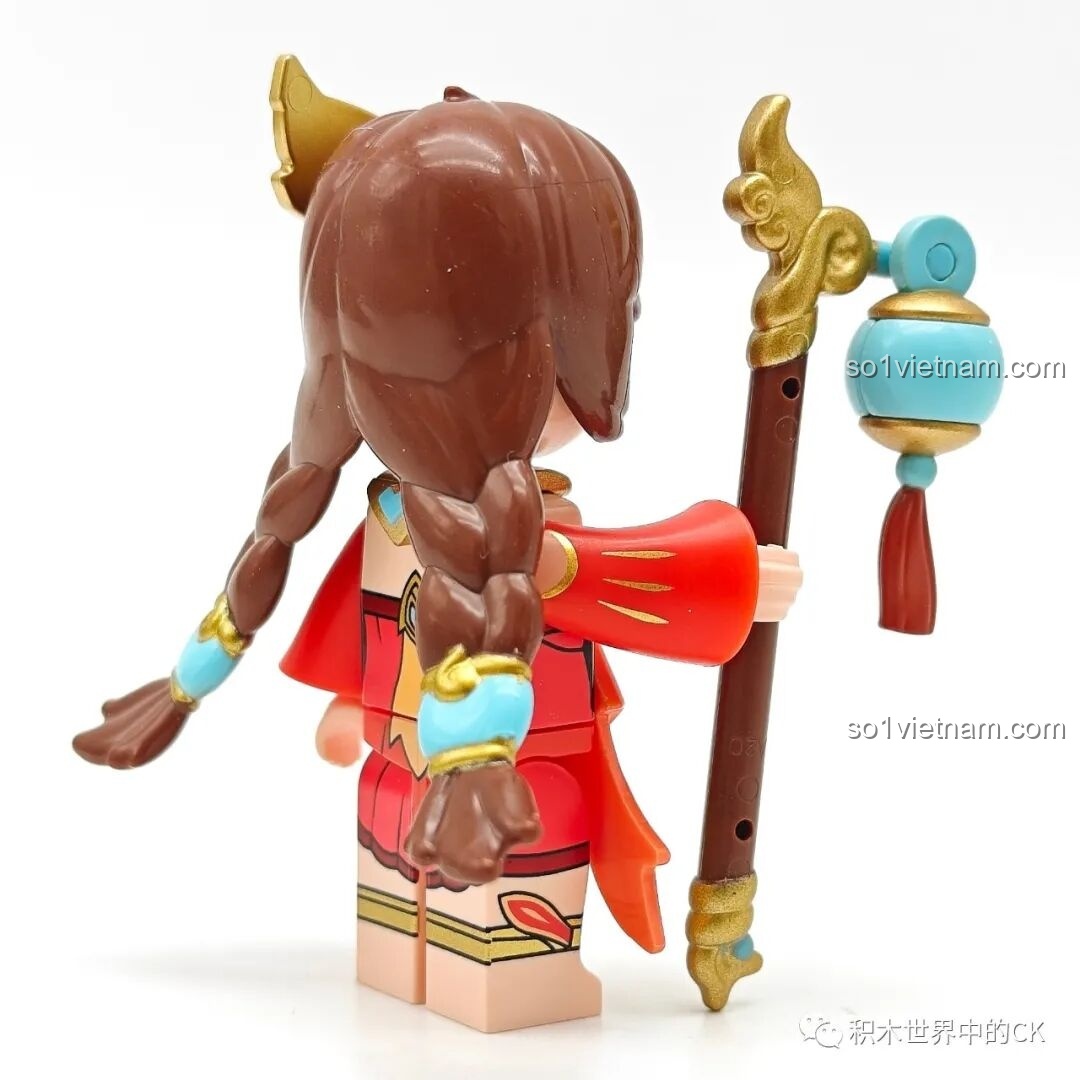 Góc nhìn bên của figure chibi Đại Kiều Qman 78002, khoe chi tiết phụ kiện tóc và cây trượng lồng đèn.