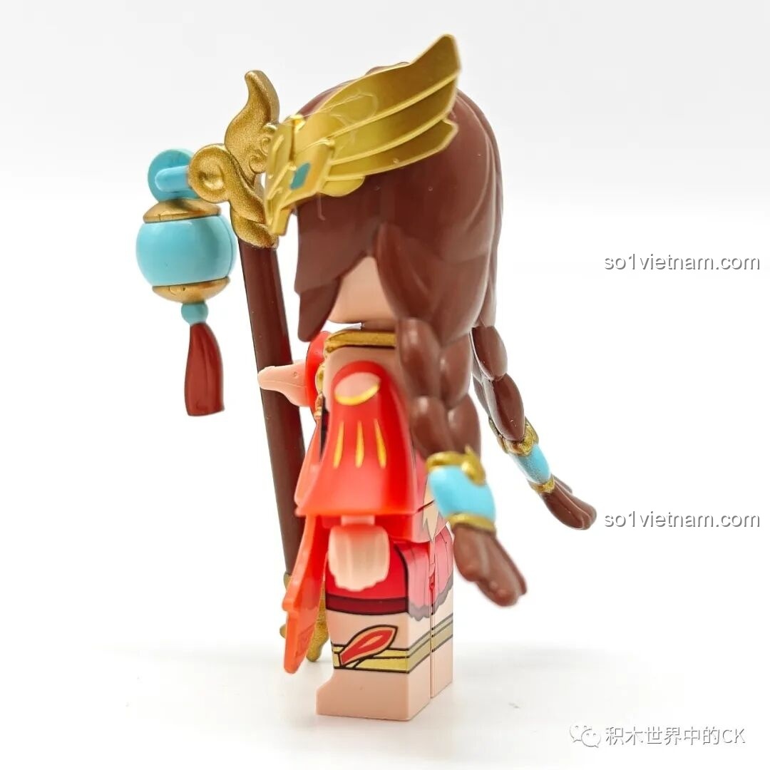 Mặt sau của minifigure Đại Kiều Qman 78002, cho thấy bím tóc dài và chi tiết trang phục phía sau.