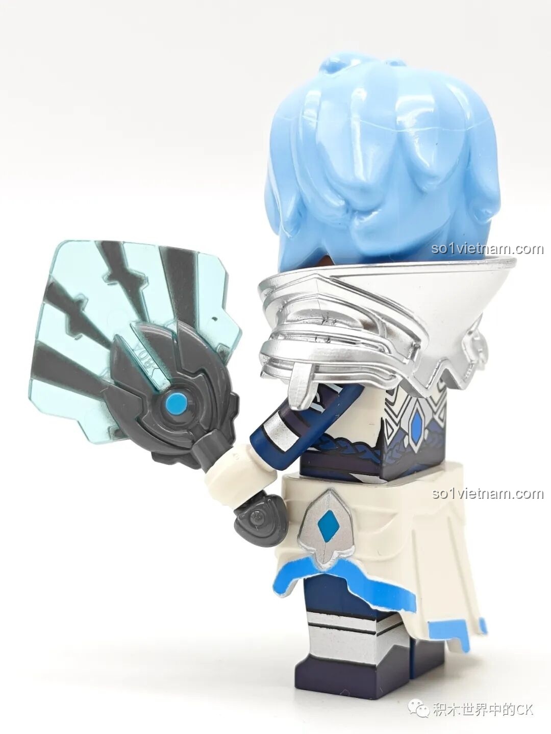 Góc nhìn bên của figure chibi Gia Cát Lượng Qman 78002, cầm cây quạt phép thuật trong suốt.