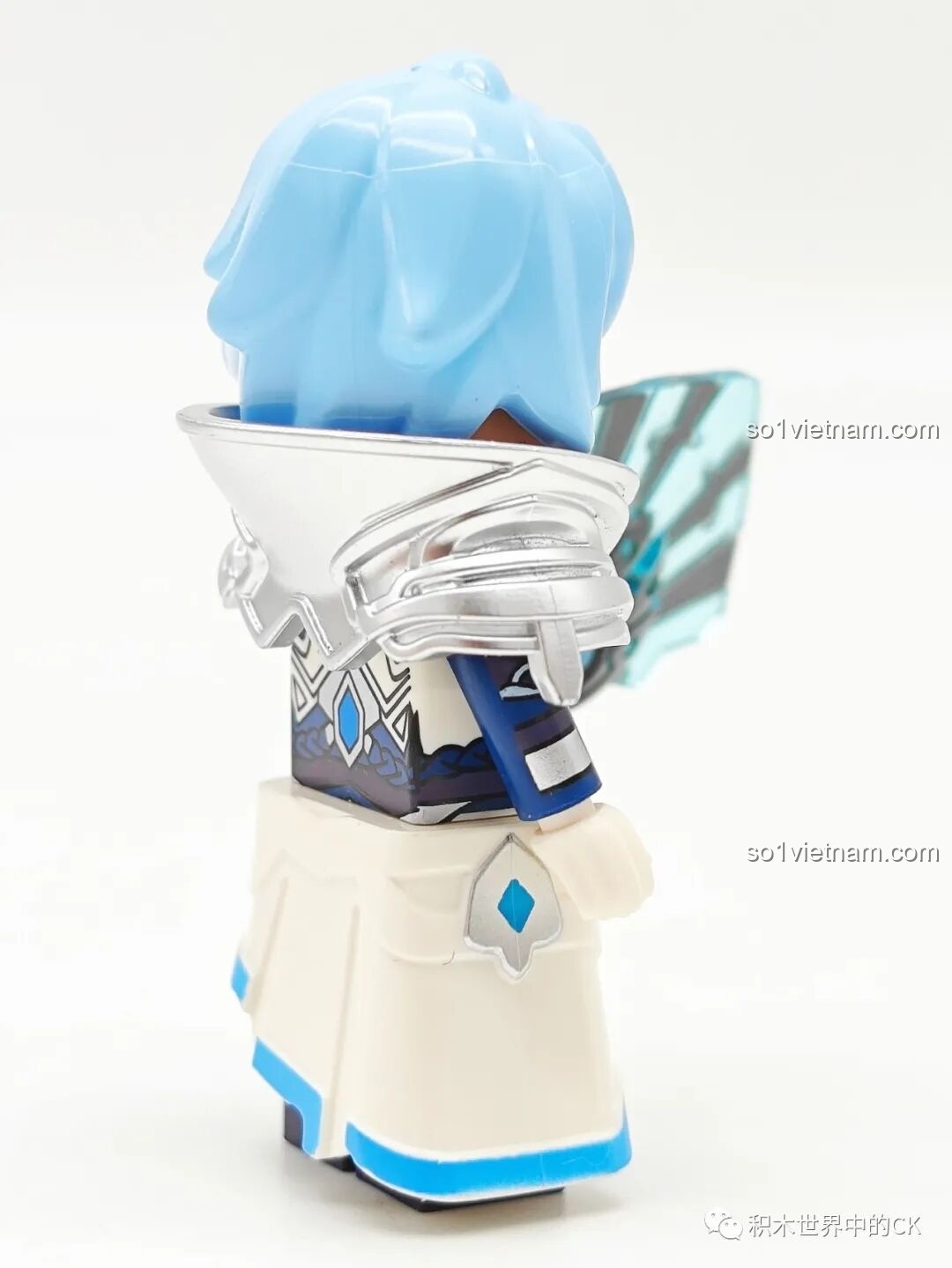 Mặt sau của minifigure Gia Cát Lượng Qman 78002, cho thấy chi tiết giáp vai và mái tóc xanh.