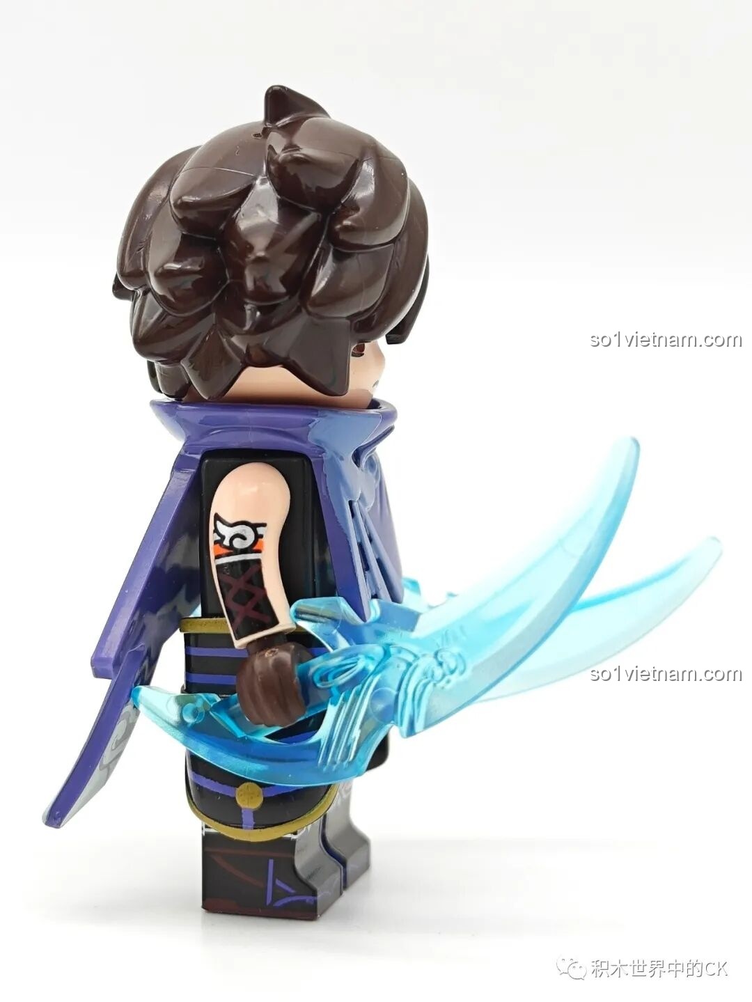 Góc nhìn bên của figure chibi Lan Qman 78002, cho thấy hình xăm trên cánh tay và chi tiết trang phục.