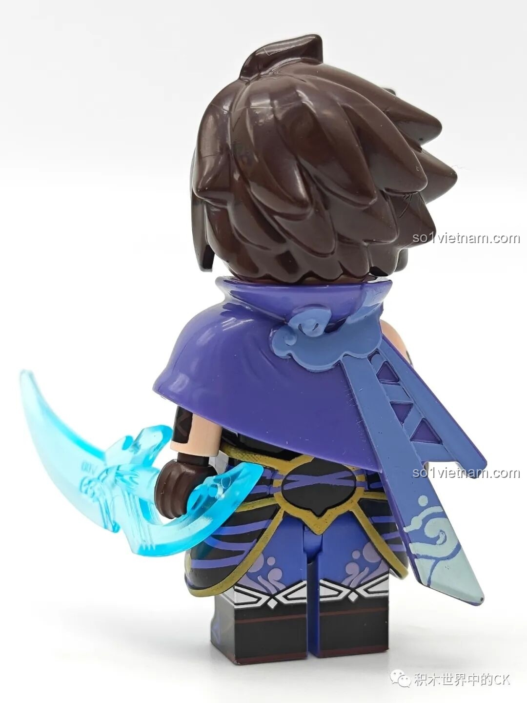 Mặt sau của minifigure Lan Qman 78002, nổi bật với chi tiết áo choàng và họa tiết in trên lưng.