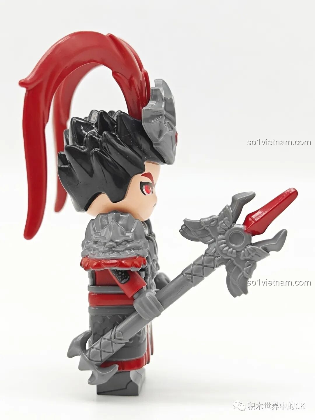 Góc nhìn bên của figure chibi Lữ Bố Qman 78002, cầm cây Phương Thiên Họa Kích đặc trưng.