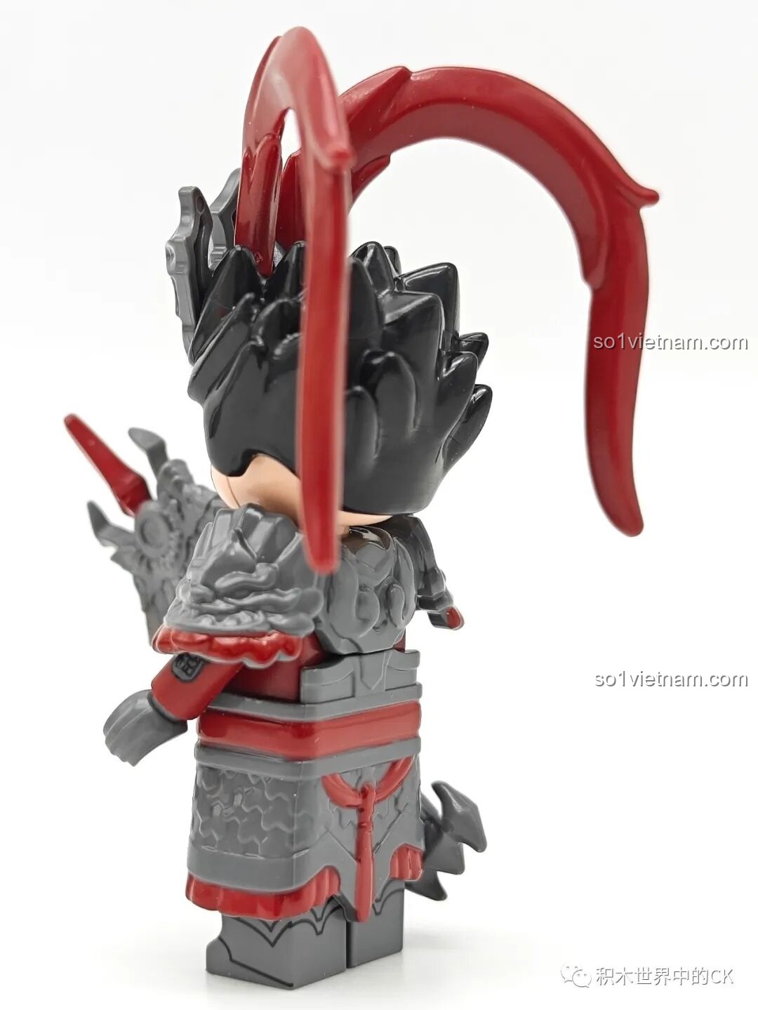 Mặt sau của minifigure Lữ Bố Qman 78002, nổi bật với bộ giáp xám và mái tóc đen được tạo hình ấn tượng.