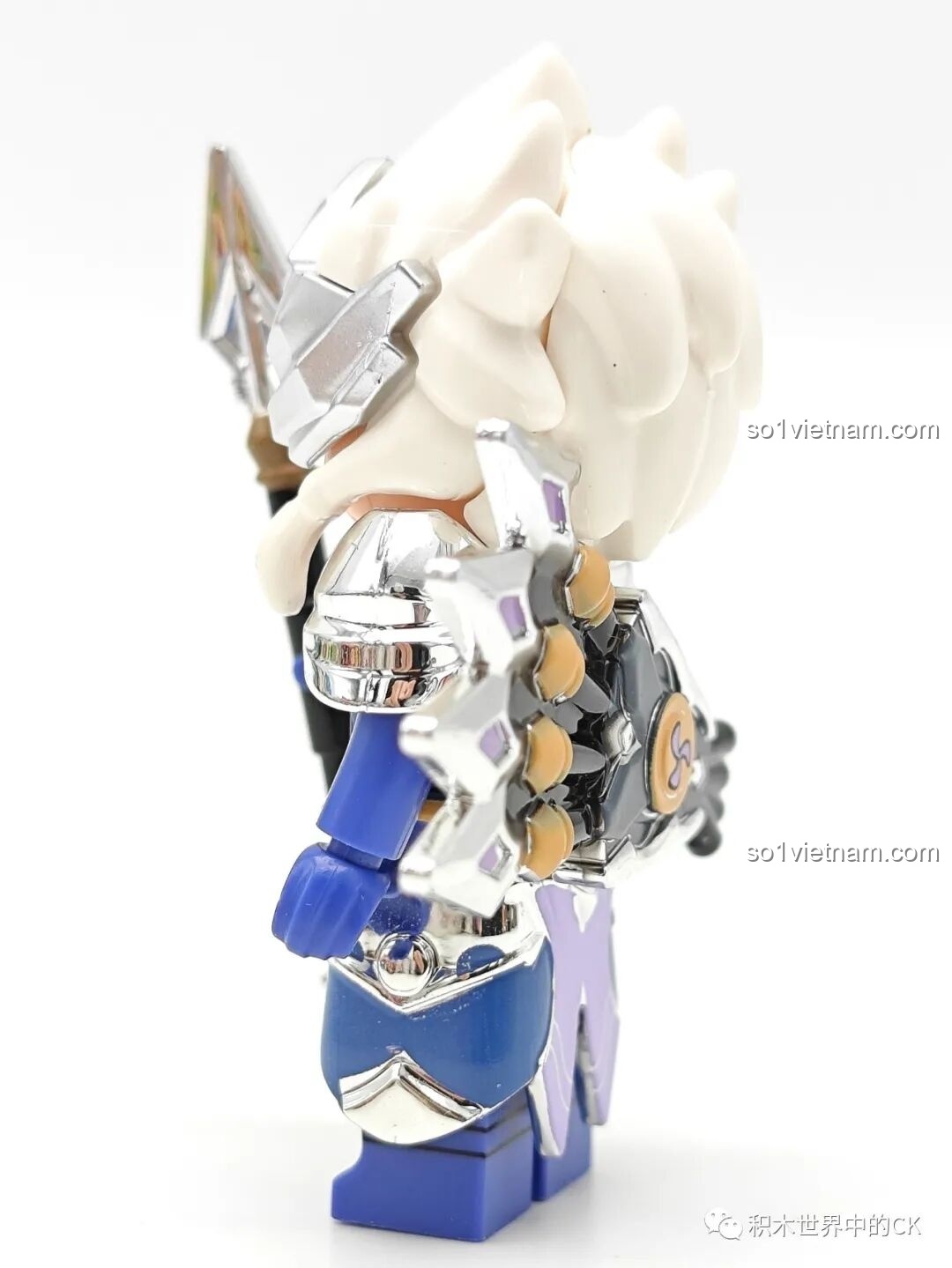 Góc nhìn bên hông của minifigure Mã Siêu Qman 78002, cho thấy chi tiết phần giáp vai và lưng được mạ chrome.