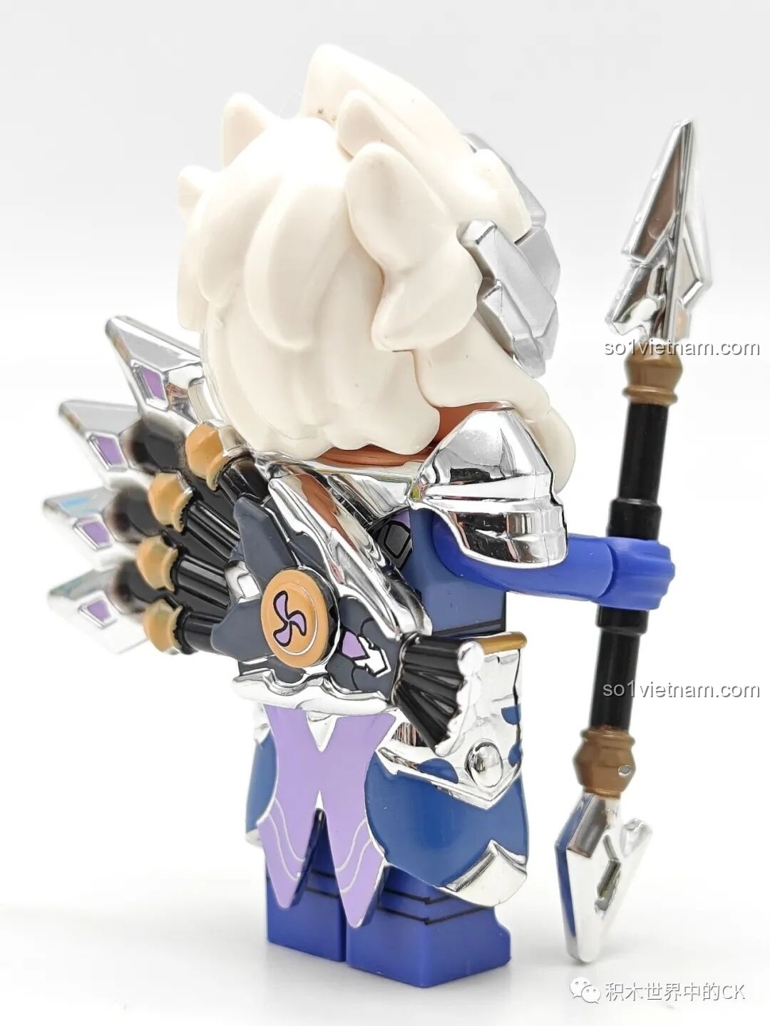 Mặt sau của figure chibi Mã Siêu Qman 78002, khoe trọn bộ giáp lưng phức tạp và mái tóc trắng bồng bềnh.