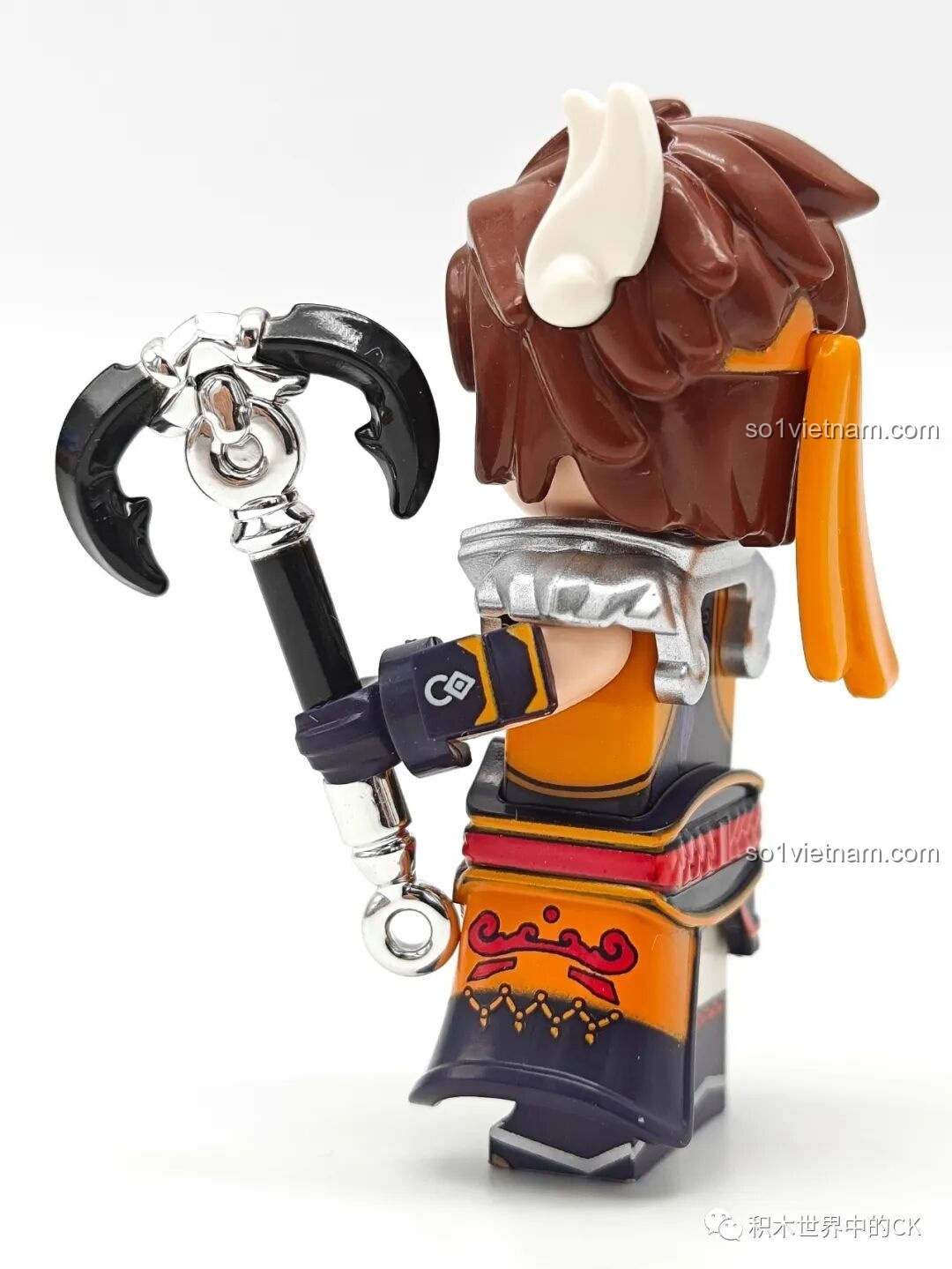 Góc nhìn bên của figure chibi Tôn Sách Qman 78002, khoe vũ khí mạ chrome và các chi tiết giáp.