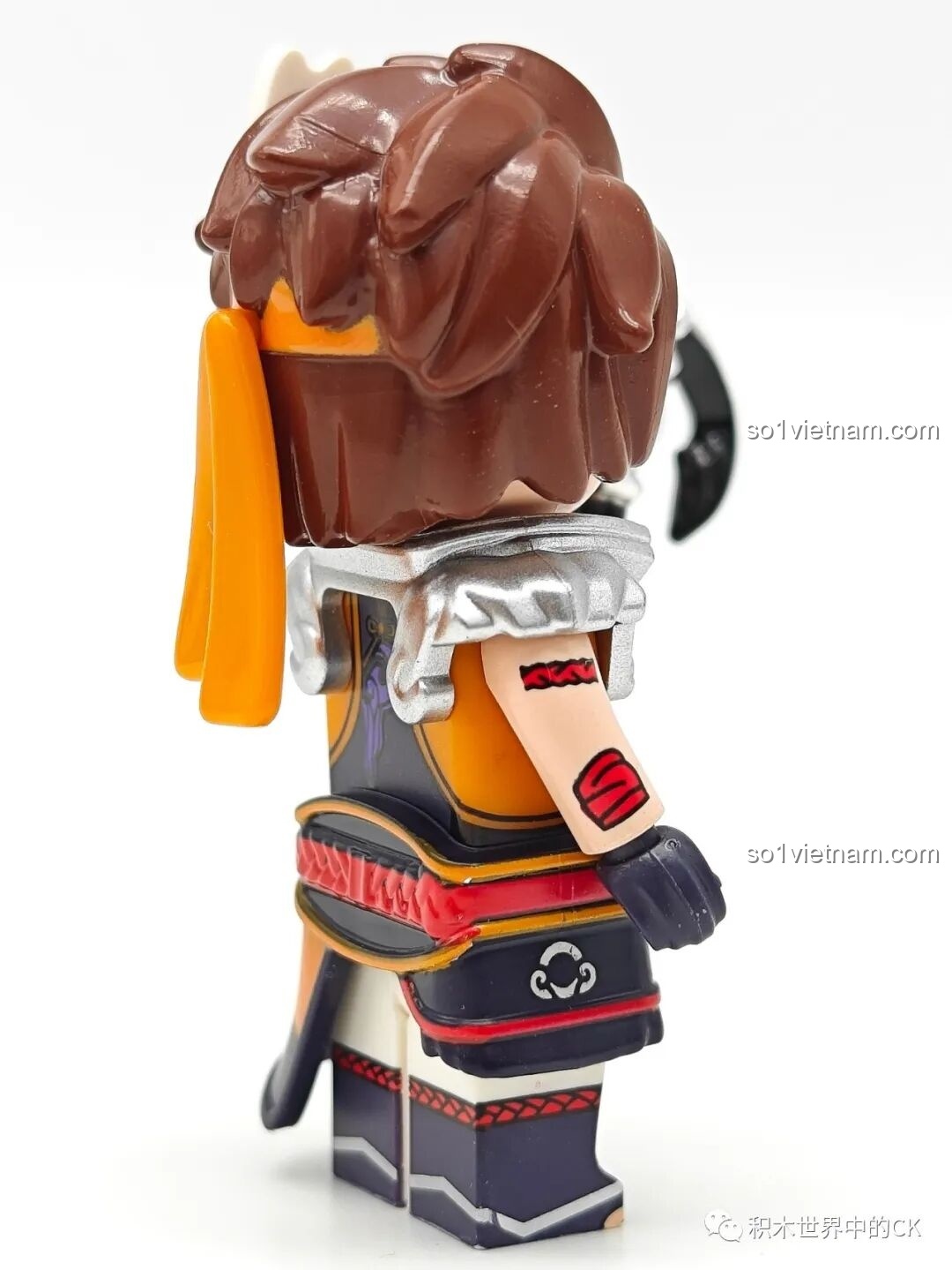 Mặt sau của minifigure Tôn Sách Qman 78002, cho thấy chi tiết hình xăm trên tay và trang phục.