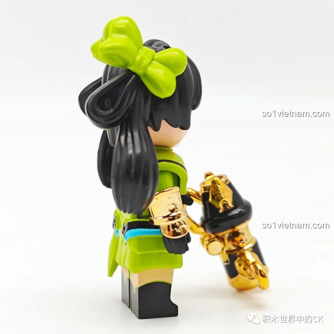 Góc nhìn bên của minifigure Tôn Thượng Hương Qman 78002, cho thấy chi tiết giáp tay mạ vàng và nơ tóc xanh.