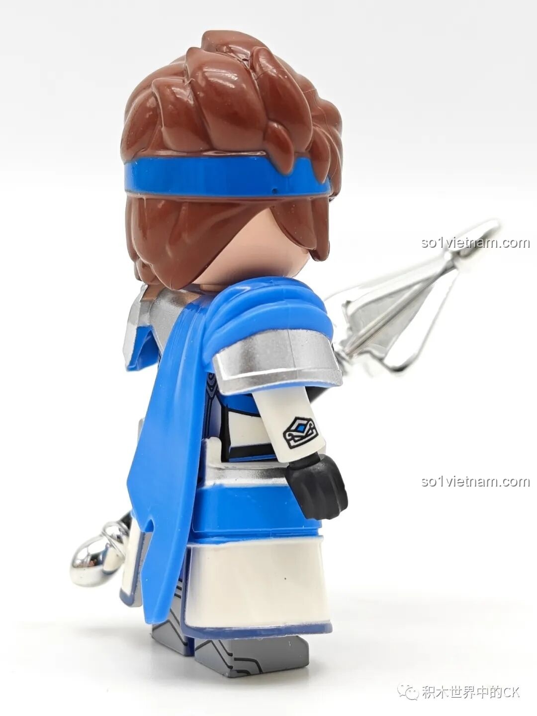 Góc nhìn bên của minifigure Triệu Vân Qman 78002, nổi bật với áo choàng xanh và giáp vai bạc.