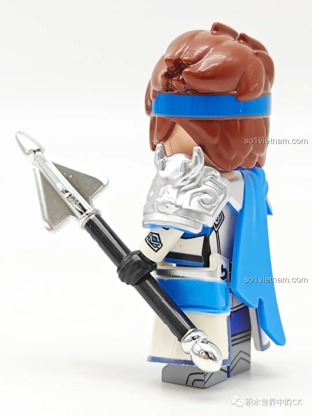 Mặt sau của figure chibi Triệu Vân Qman 78002, cho thấy chi tiết cây thương và giáp vai được điêu khắc tinh xảo.