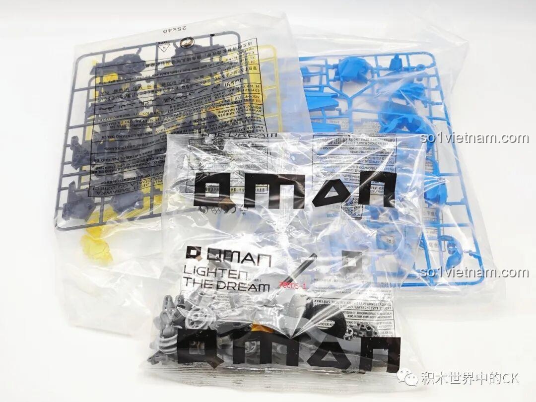 Các vỉ nhựa chứa chi tiết của bộ lắp ráp QMAN 78005, được đóng gói cẩn thận trong túi nilon.