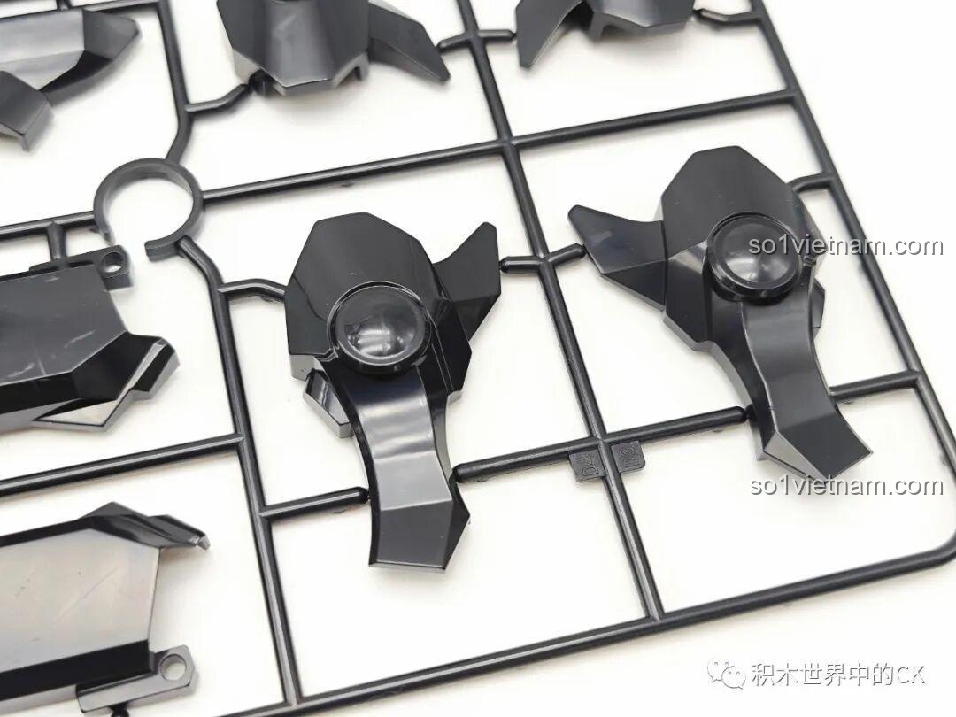 Cận cảnh chi tiết giáp trên vỉ nhựa của bộ đồ chơi Robot Triệu Vân Vương Giả Vinh Diệu, cho thấy độ hoàn thiện cao.