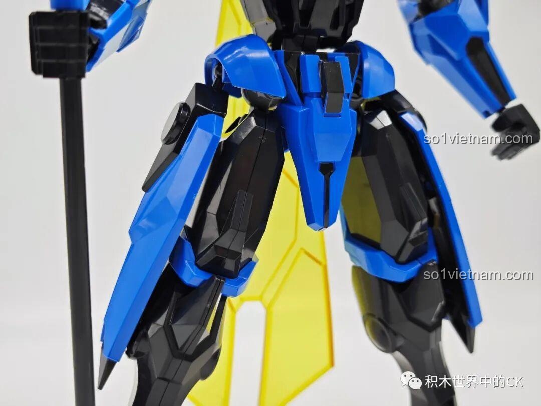 Cận cảnh phần chân và giáp hông của Robot Triệu Vân Vương Giả Vinh Diệu, thiết kế vững chãi.