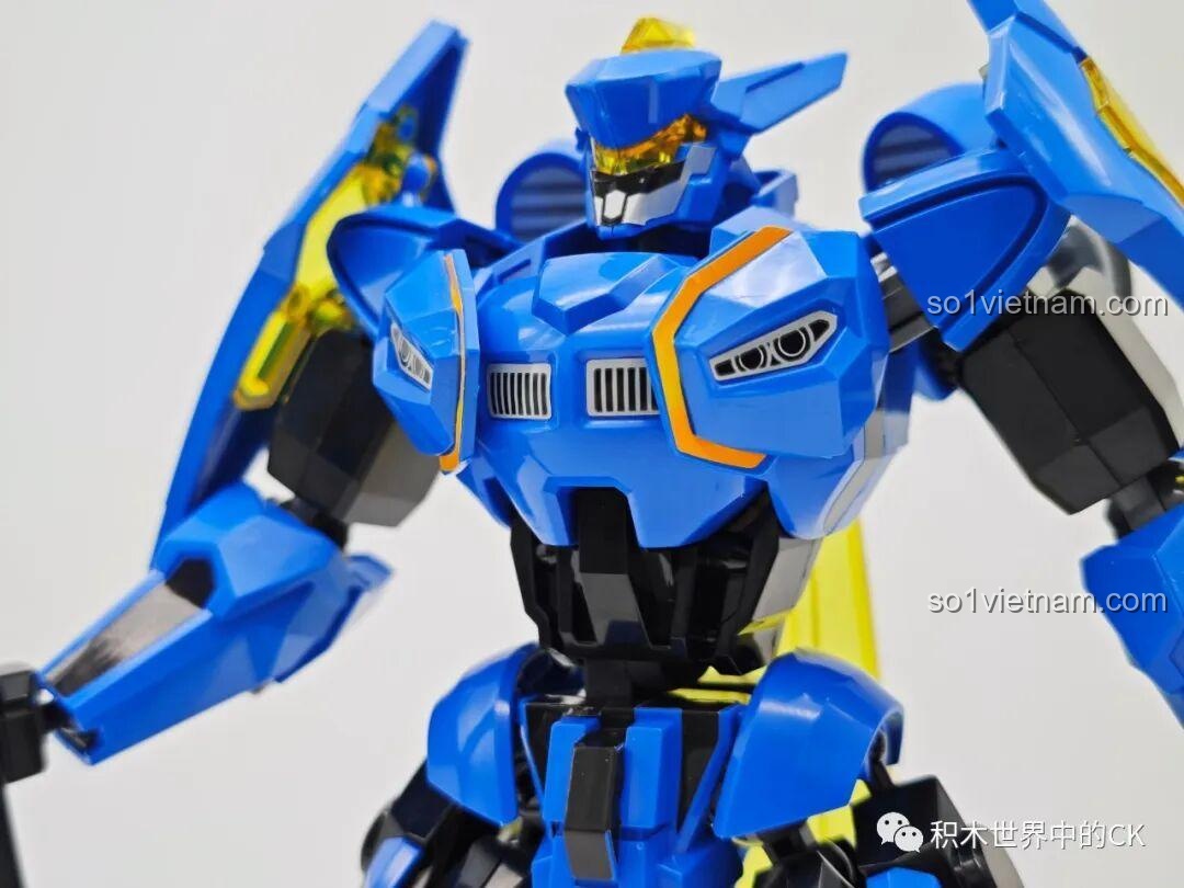 Cận cảnh phần đầu và ngực của Mô hình Triệu Vân Trái Tim Động Cơ, thể hiện thiết kế sắc sảo.