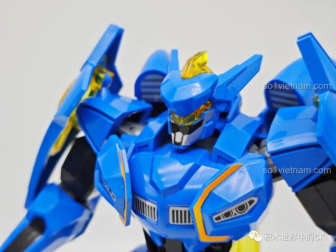 Cận cảnh phần giáp ngực của Mecha Triệu Vân Engine Heart, với các chi tiết được dán decal tỉ mỉ.