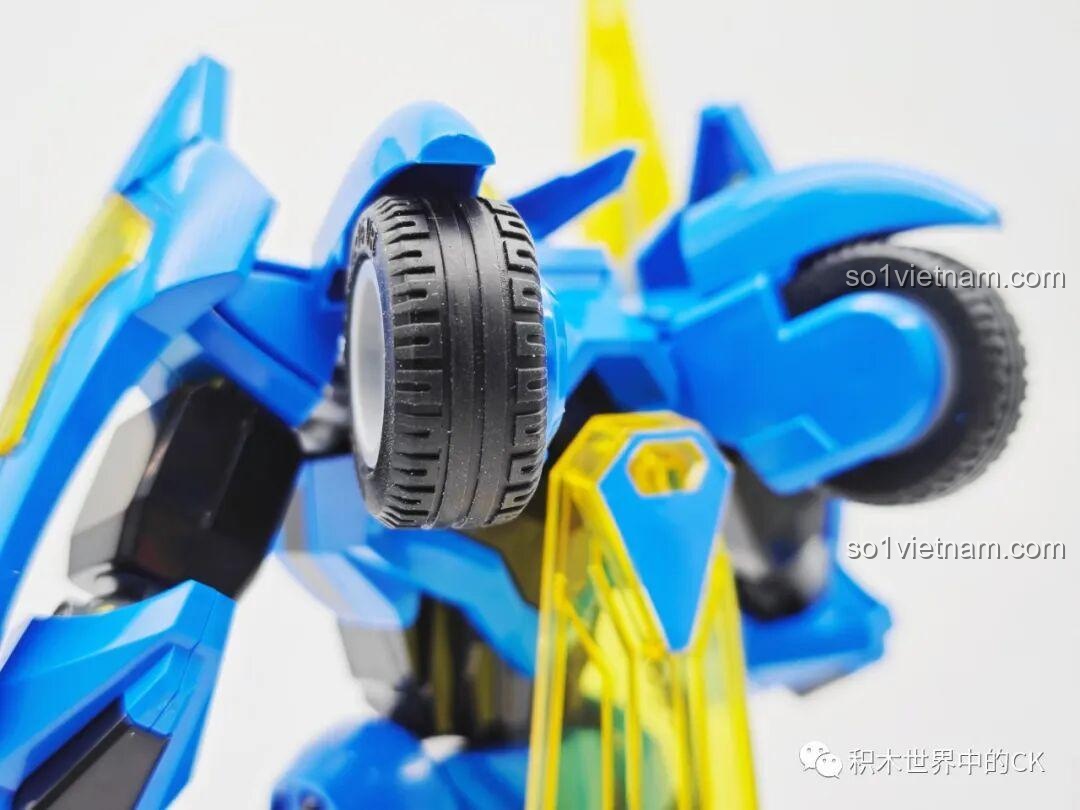 Chi tiết bánh xe trên vai của Mô hình Triệu Vân Trái Tim Động Cơ, một điểm nhấn thiết kế độc đáo.