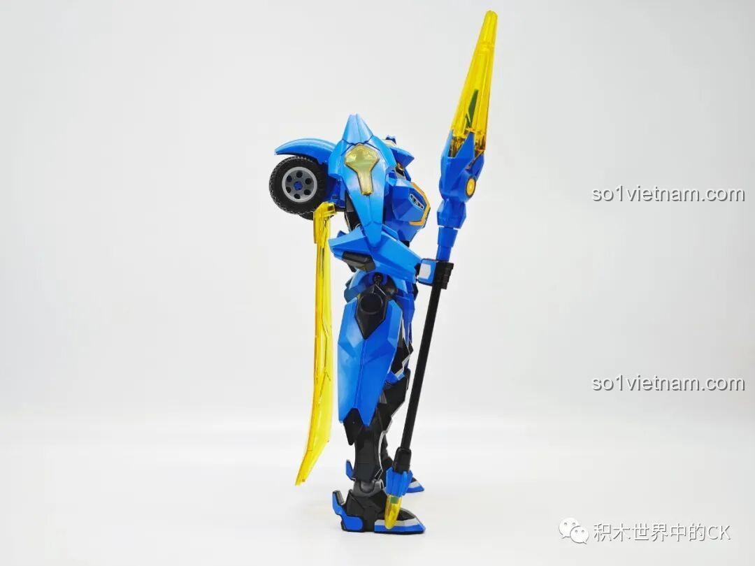 Góc nhìn từ bên phải của bộ đồ chơi QMAN 78005, cây thương được giữ chắc chắn.