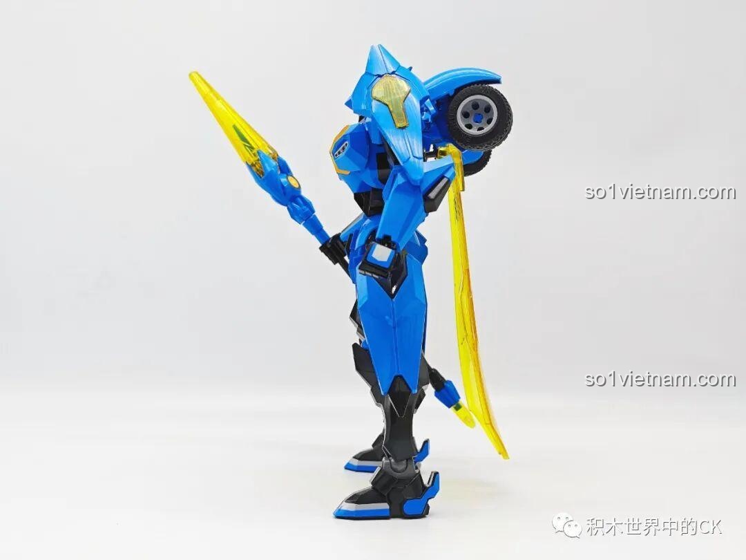 Góc nhìn từ bên trái của Robot Triệu Vân Vương Giả Vinh Diệu, khoe các chi tiết giáp vai và chân.