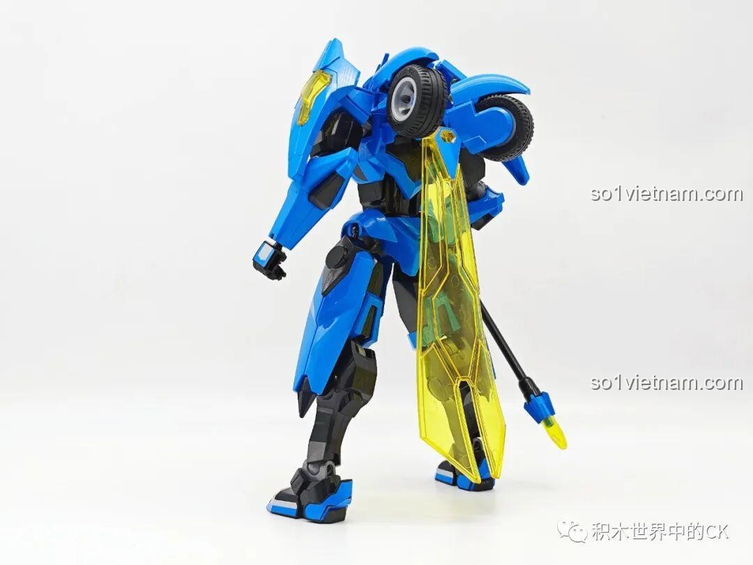 Góc nhìn chéo từ phía sau bên trái của Mecha Triệu Vân Engine Heart, nổi bật với phần cánh năng lượng màu vàng.